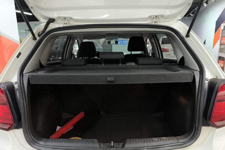 Used Volkswagen Polo 2016 1.4L Manual Fashion Model Trunk