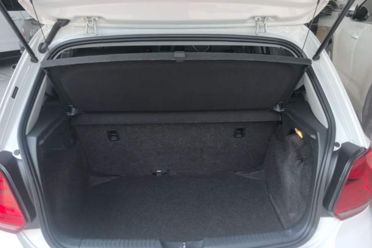 Used Volkswagen Polo 2016 1.4L Manual Fashion Model Trunk