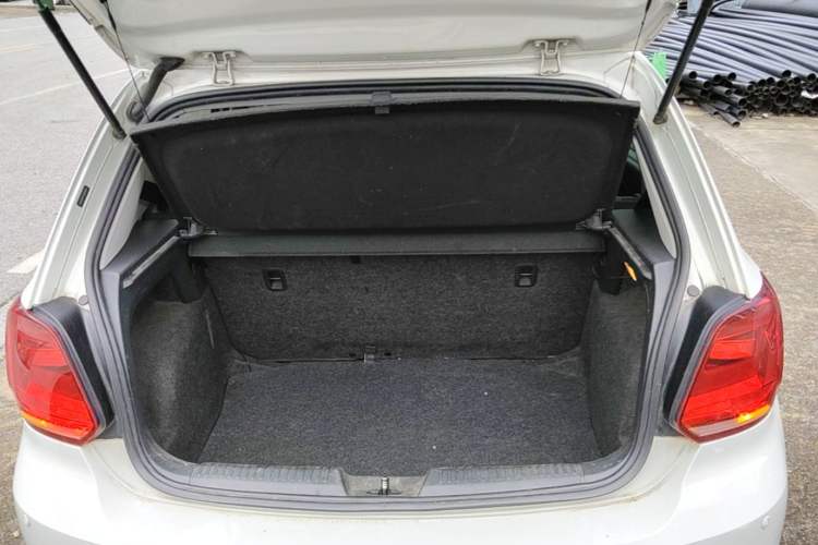 Used Volkswagen Polo 2016 1.4L Manual Fashion Model Trunk