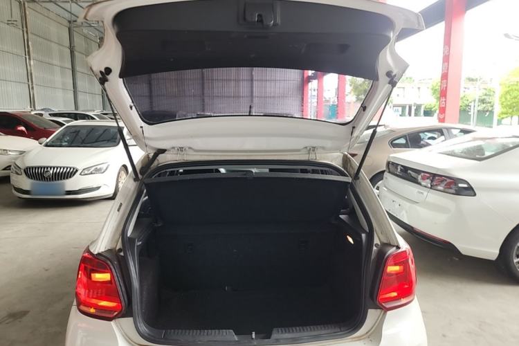 Used Volkswagen Polo 2016 1.4L Manual Fashion Model Trunk