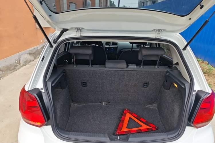 Used Volkswagen Polo 2016 1.4L Manual Fashion Model Trunk