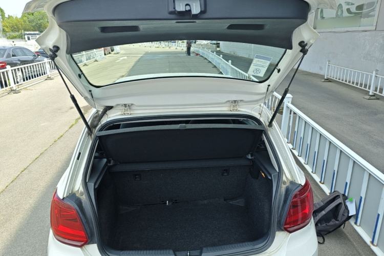 Used Volkswagen Polo 2016 1.4L Manual Fashion Model Trunk