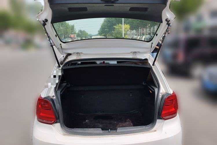 Used Volkswagen Polo 2016 1.4L Manual Fashion Model Trunk