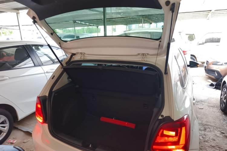 Used Volkswagen Polo 2016 1.4L Manual Fashion Model Trunk