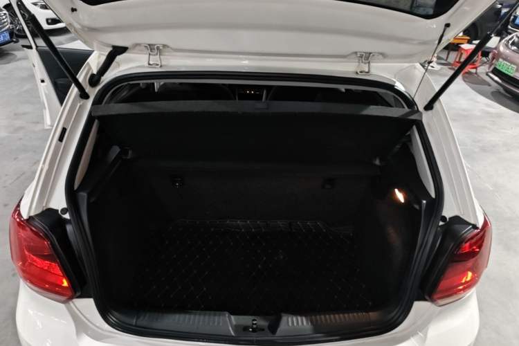 Used Volkswagen Polo 2016 1.4L Manual Fashion Model Trunk