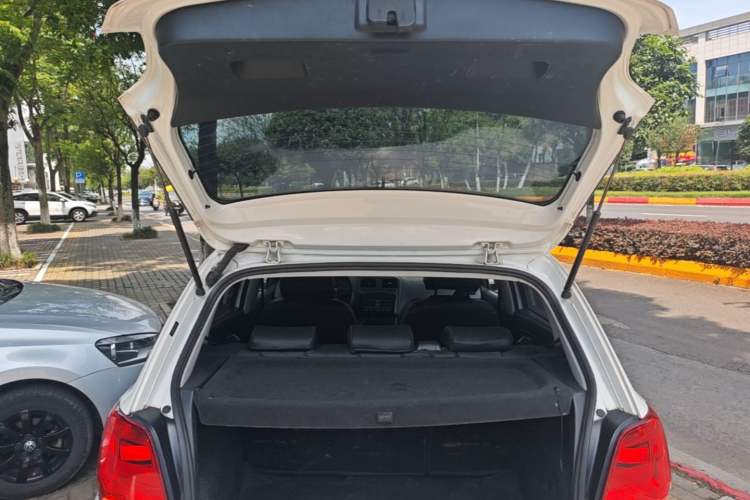 Used Volkswagen Polo 2016 1.4L Manual Fashion Model Trunk