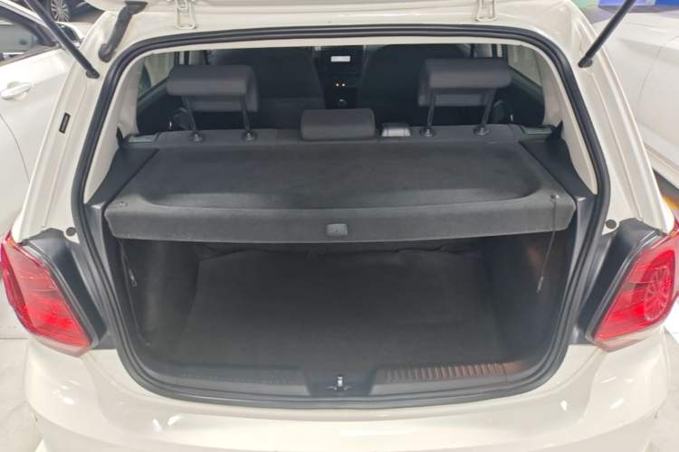 Used Volkswagen Polo 2016 1.4L Manual Fashion Model Trunk