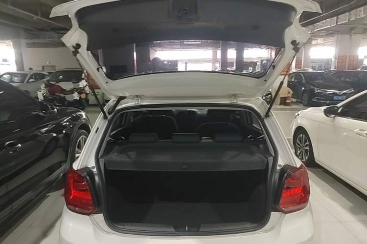 Used Volkswagen Polo 2016 1.4L Manual Fashion Model Trunk
