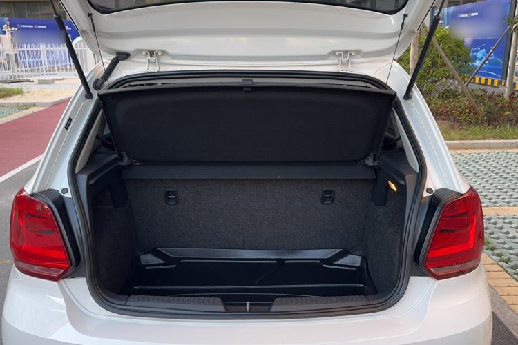 Used Volkswagen Polo 2016 1.4L Manual Fashion Model Trunk