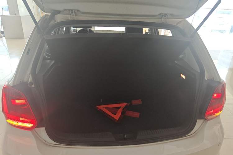 Used Volkswagen Polo 2016 1.4L Manual Fashion Model Trunk