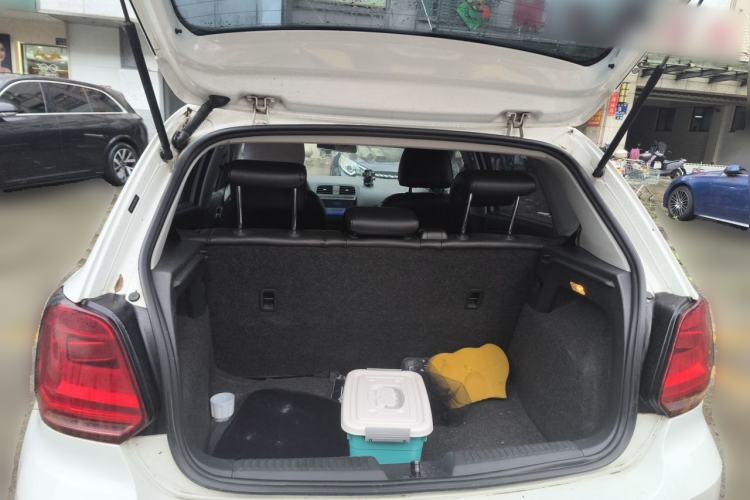 Used Volkswagen Polo 2016 1.4L Manual Fashion Model Trunk