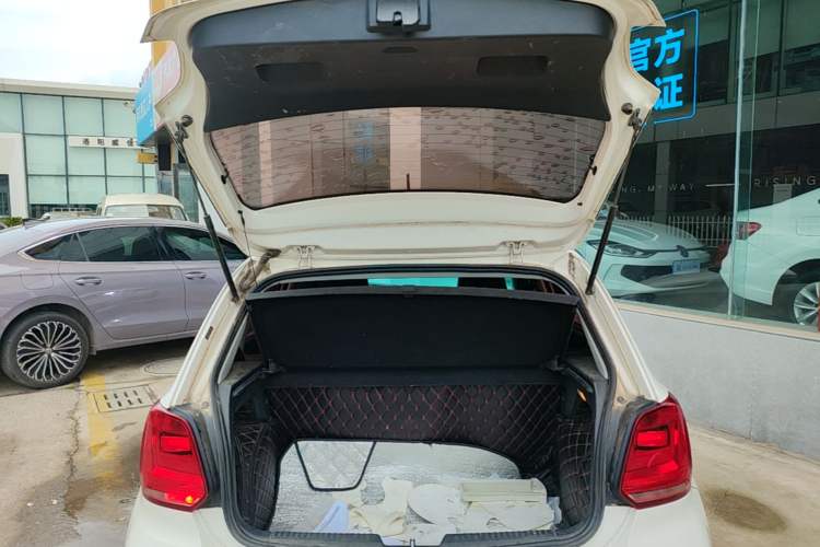 Used Volkswagen Polo 2016 1.4L Manual Fashion Model Trunk