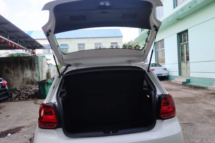 Used Volkswagen Polo 2016 1.4L Manual Fashion Model Trunk
