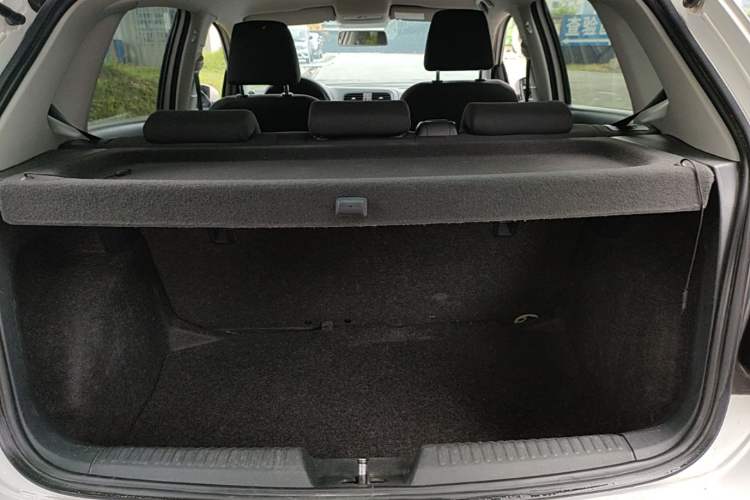 Used Volkswagen Polo 2016 1.4L Manual Fashion Model Trunk