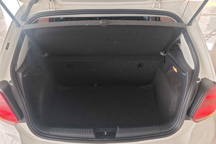 Used Volkswagen Polo 2016 1.4L Manual Fashion Model Trunk