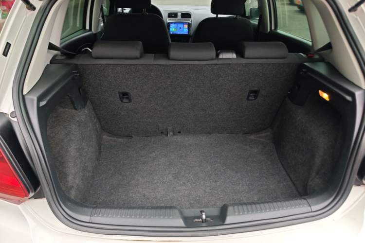 Used Volkswagen Polo 2016 1.4L Manual Fashion Model Trunk