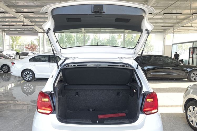 Used Volkswagen Polo 2016 1.4L Manual Fashion Model Trunk