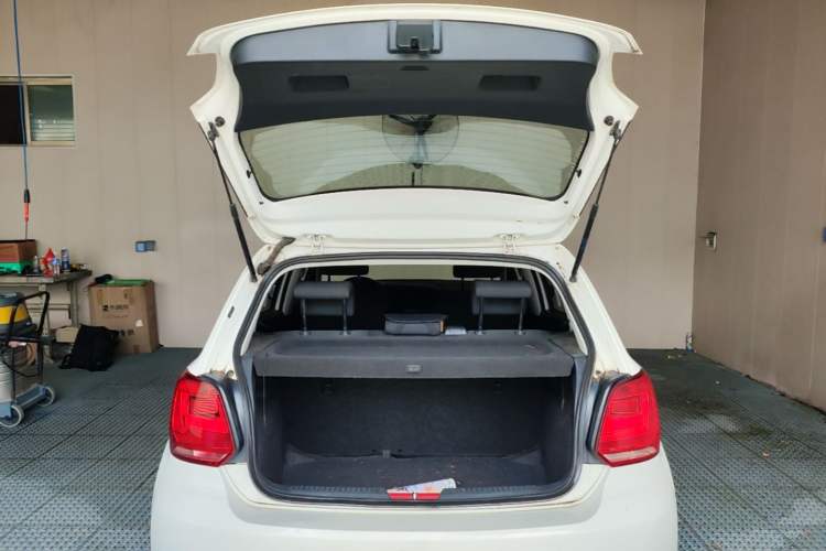 Used Volkswagen Polo 2016 1.4L Manual Fashion Model Trunk