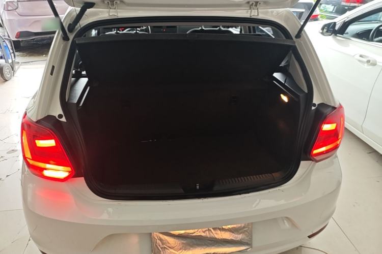 Used Volkswagen Polo 2016 1.4L Manual Fashion Model Trunk