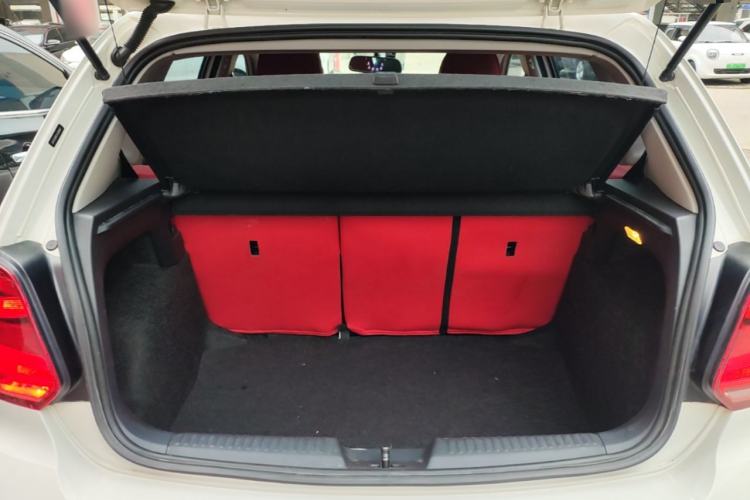 Used Volkswagen Polo 2016 1.6L Manual Comfort Model Trunk
