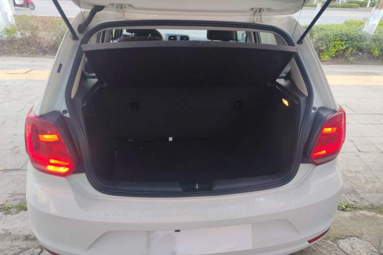 Used Volkswagen Polo 2016 1.4L Manual Fashion Model Trunk