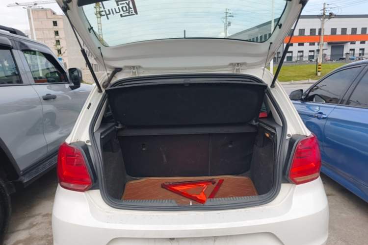 Used Volkswagen Polo 2016 1.4L Manual Fashion Model Trunk