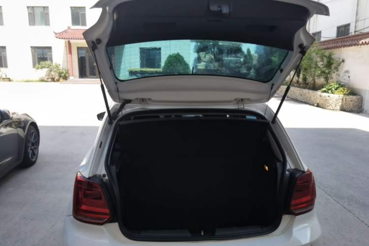 Used Volkswagen Polo 2016 1.4L Manual Fashion Model Trunk