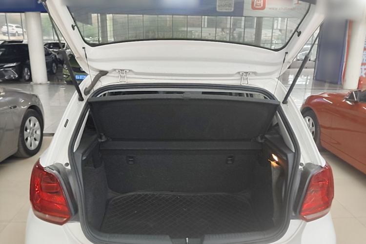 Used Volkswagen Polo 2016 1.4L Manual Fashion Model Trunk