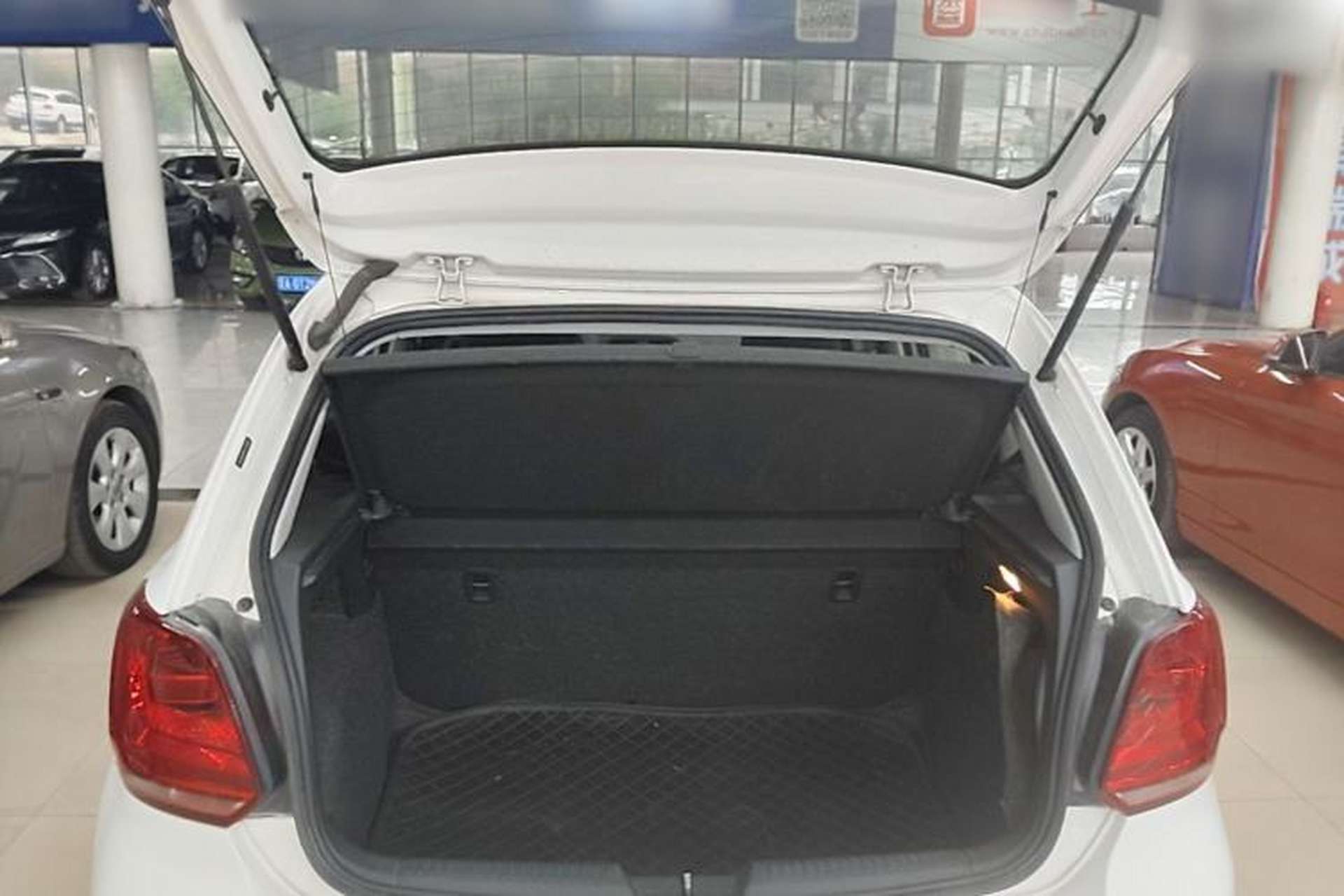 Used Volkswagen Polo 2016 1.4L Manual Fashion Model Trunk