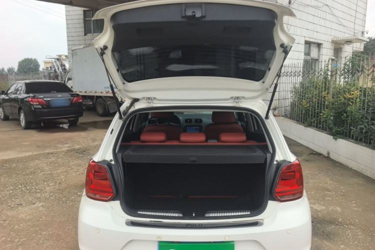 Used Volkswagen Polo 2016 1.4L Manual Fashion Model Trunk