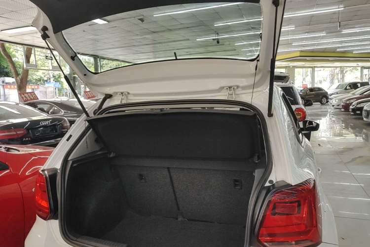 Used Volkswagen Polo 2016 1.6L Automatic Comfort Model Trunk