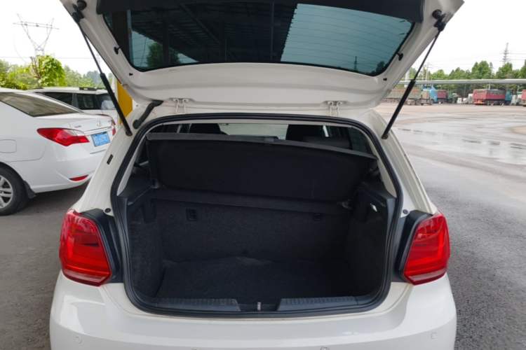 Used Volkswagen Polo 2016 1.4L Manual Fashion Model Trunk