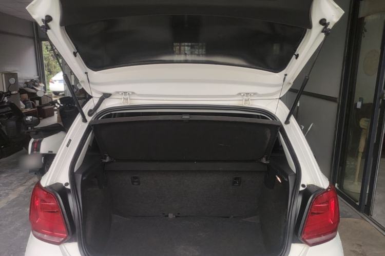 Used Volkswagen Polo 2016 1.4L Manual Fashion Model Trunk