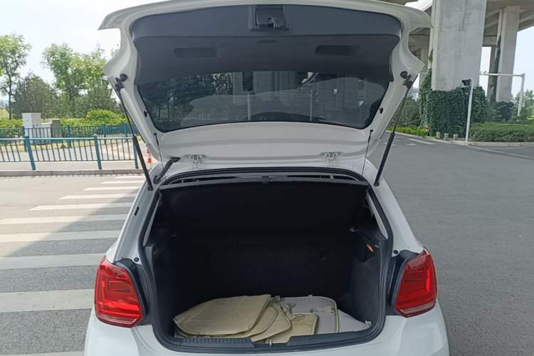 Used Volkswagen Polo 2016 1.4L Manual Fashion Model Trunk