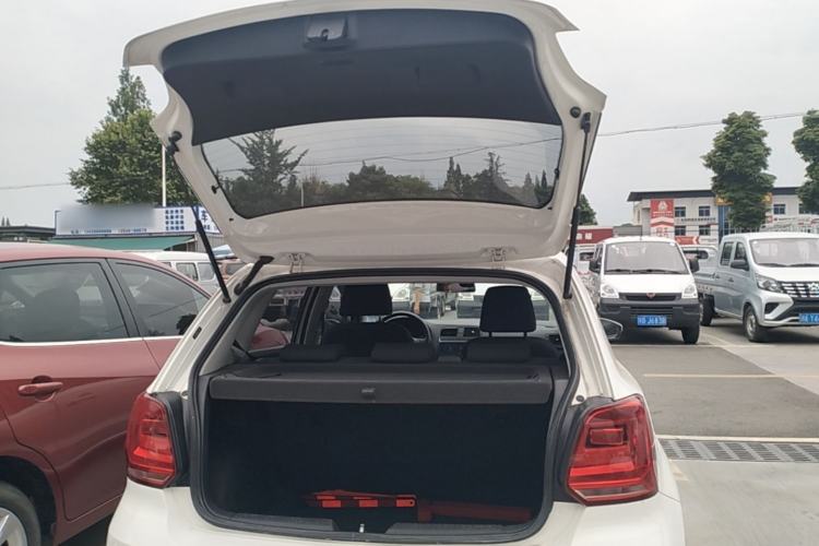 Used Volkswagen Polo 2016 1.4L Manual Fashion Model Trunk