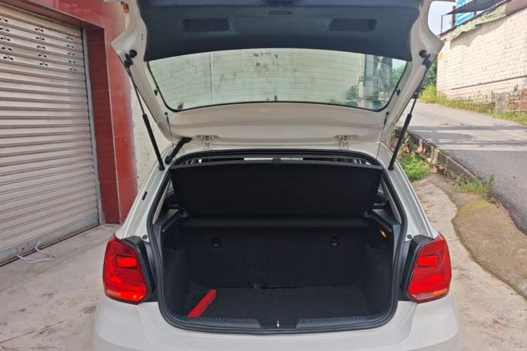 Used Volkswagen Polo 2016 1.4L Manual Fashion Model Trunk