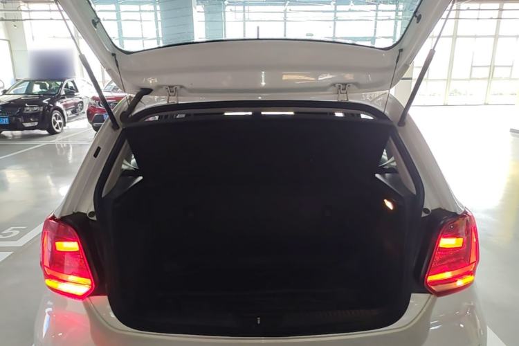 Used Volkswagen Polo 2016 1.4L Manual Fashion Model Trunk