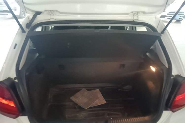 Used Volkswagen Polo 2016 1.4L Manual Fashion Model Trunk