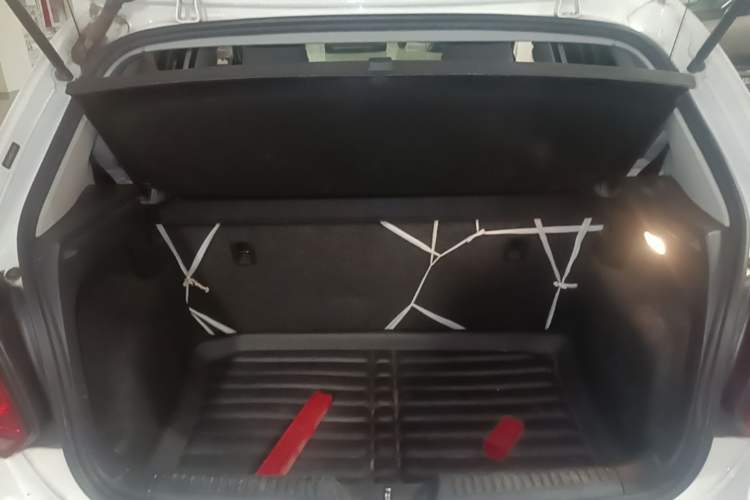 Used Volkswagen Polo 2016 1.4L Manual Fashion Model Trunk