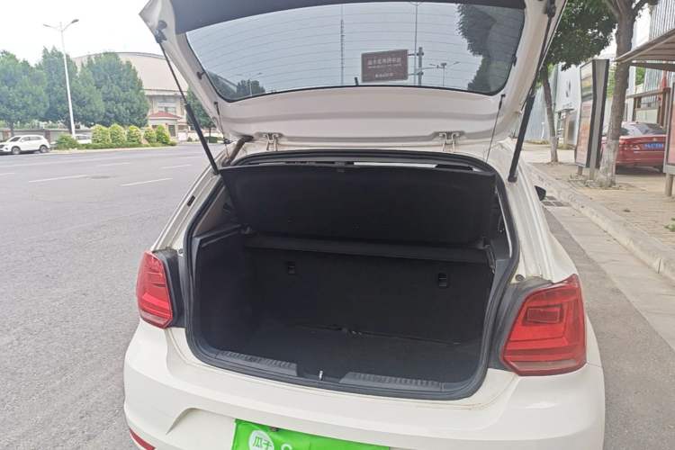 Used Volkswagen Polo 2016 1.4L Manual Fashion Model Trunk