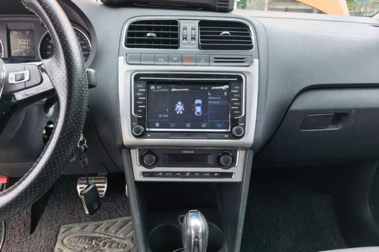 Used Volkswagen Polo 2016 1.6L Cross Polo Automatic Audio And AC Panel