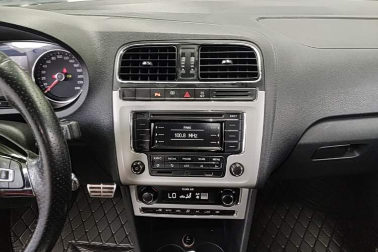 Used Volkswagen Polo 2016 1.6L Cross Polo Automatic Audio And AC Panel