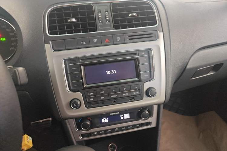 Used Volkswagen Polo 2016 1.6L Cross Polo Automatic Audio And AC Panel