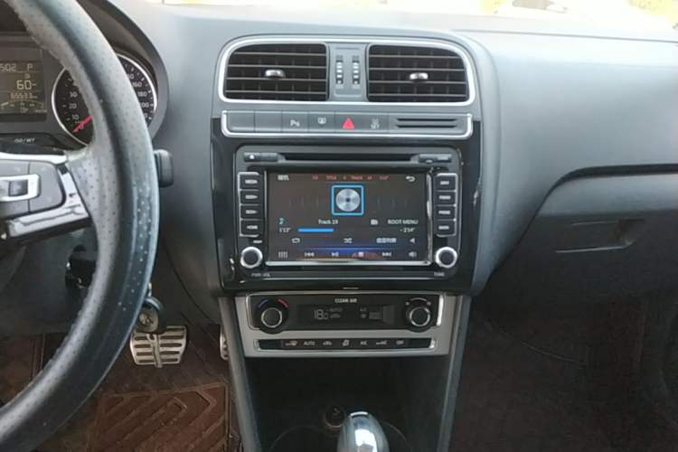 Used Volkswagen Polo 2016 1.6L Cross Polo Automatic Audio And AC Panel