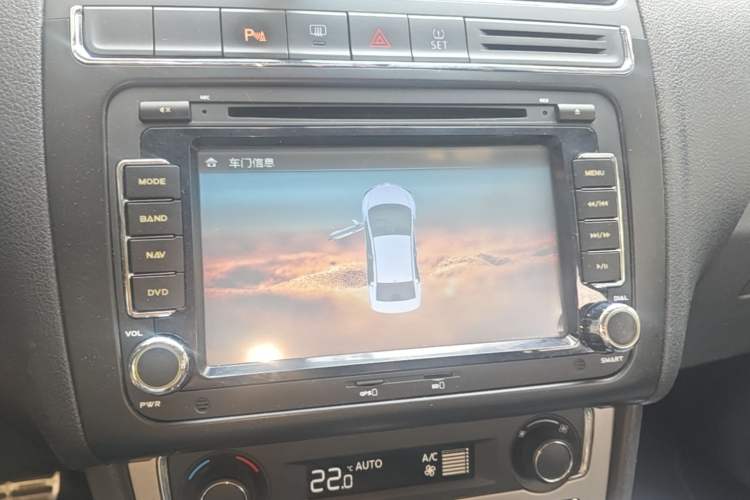 Used Volkswagen Polo 2016 1.6L Cross Polo Automatic Audio And AC Panel