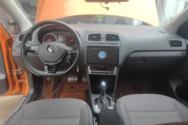 Used Volkswagen Polo 2016 1.6L Cross Polo Automatic Center Console