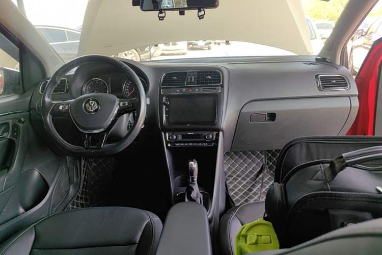 Used Volkswagen Polo 2016 1.6L Automatic Luxury Model Center Console