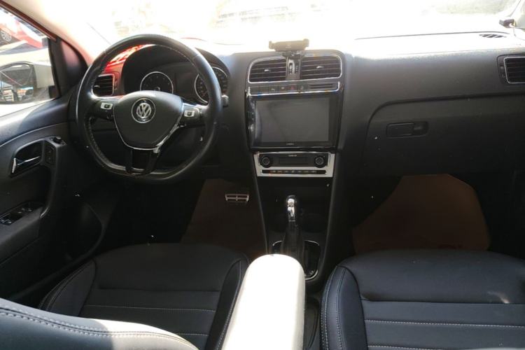 Used Volkswagen Polo 2016 1.6L Cross Polo Automatic Center Console