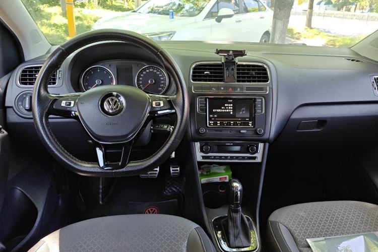 Used Volkswagen Polo 2016 1.6L Cross Polo Automatic Center Console