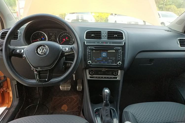 Used Volkswagen Polo 2016 1.6L Cross Polo Automatic Center Console